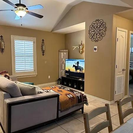 Western Style - 2 Bed/1 Bath